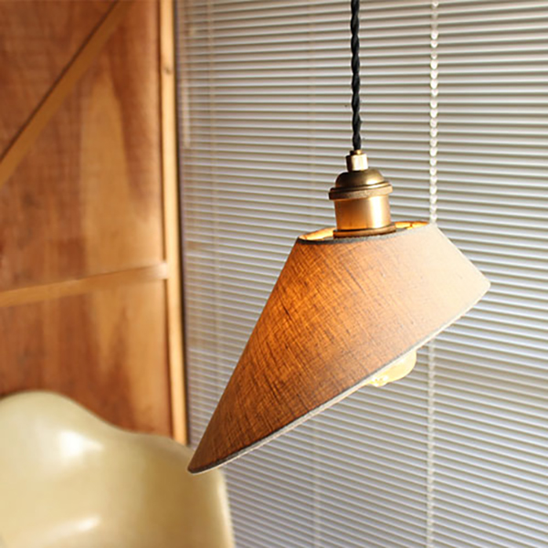 ヴィンテージ感が漂うシンプルなランプシェード、