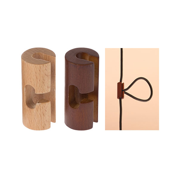 シンプルなデザインの無垢木材を使用したソケット