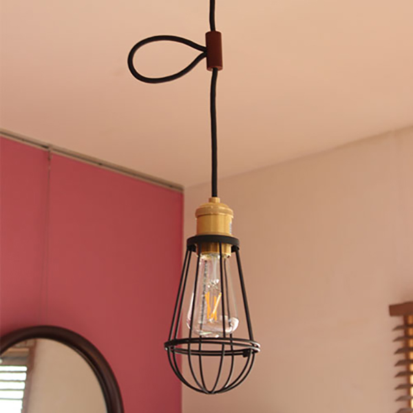 シンプルなデザインの無垢木材を使用したソケット