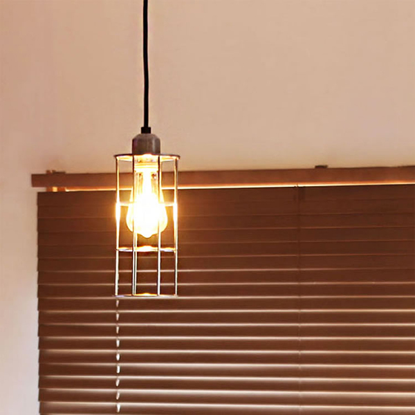 インダストリアルな雰囲気のシンプルなワイヤーシェード。