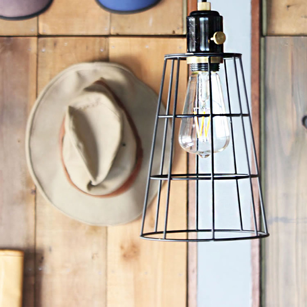 インダストリアルな雰囲気のシンプルなワイヤーシェード。