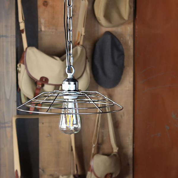 インダストリアルな雰囲気のシンプルなワイヤーシェード。