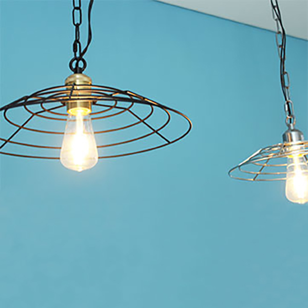 インダストリアルな雰囲気のシンプルなワイヤーシェード。
