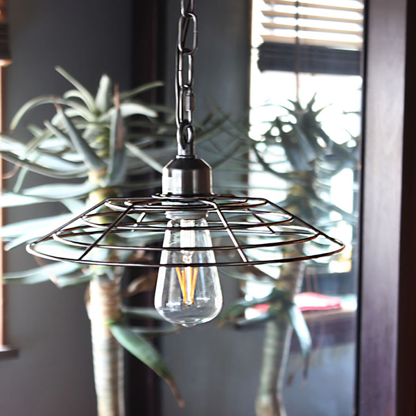 インダストリアルな雰囲気のシンプルなワイヤーシェード。