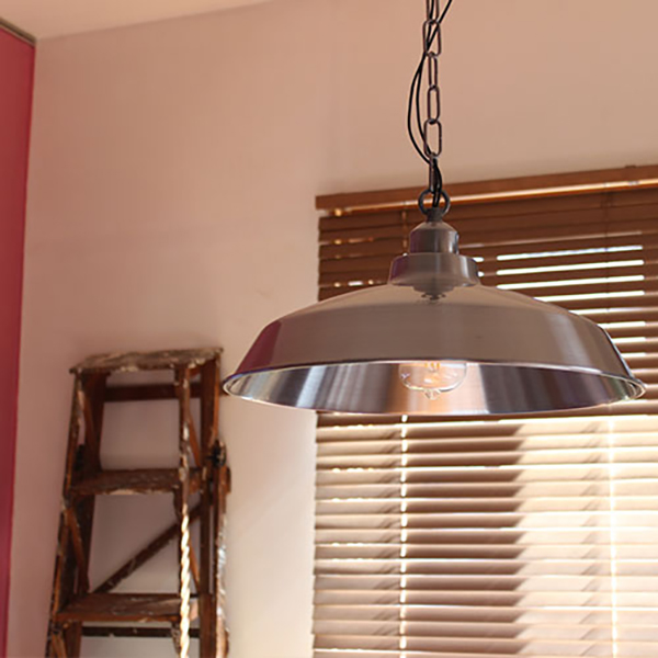 シンプルな無垢木材と異素材のスチールチェーンを使用したデザイン性の高いソケット