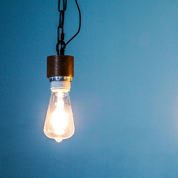 シンプルな無垢木材と異素材のスチールチェーンを使用したデザイン性の高いソケット