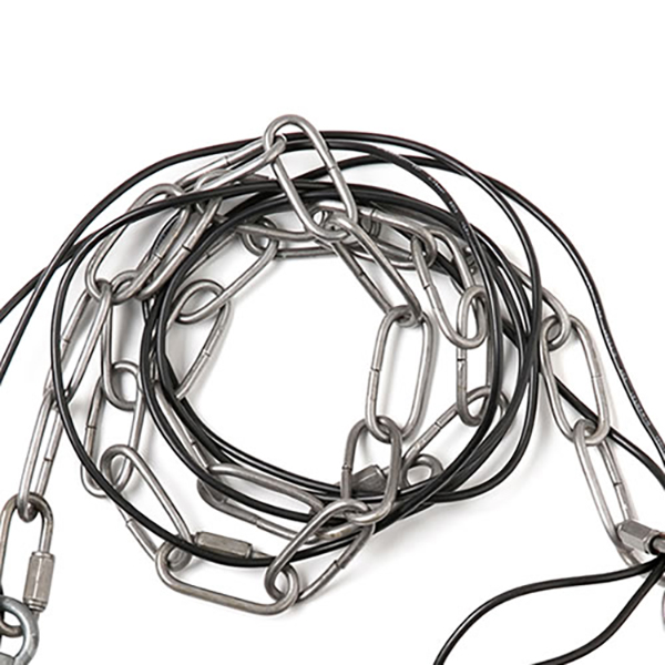 インダストリアル感が漂うスチールチェーンを使用したデザイン性の高いソケット