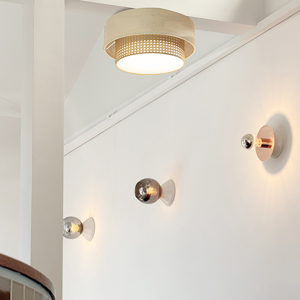 自然素材の美しさと、洗練された北欧デザインが静かに響き合うシーリングライト。