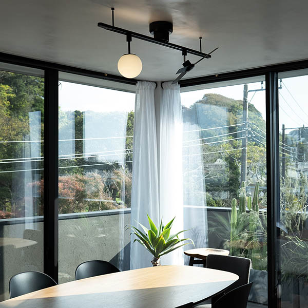 工事不要で簡単に取り付けられる照明用ダクトレール。