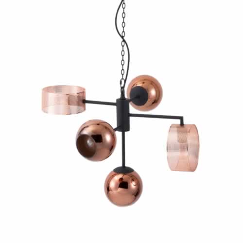 5灯あるライトはそれぞれの方向を向いており、広範囲を照らしてくれます。