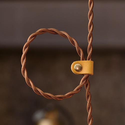 イタリアンレザーを使用したツイストコード専用クリップ。