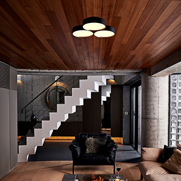 インパクトある16つのシェードが存在感抜群のシーリングランプ。