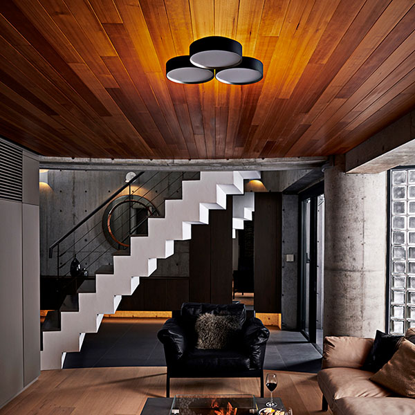 インパクトある16つのシェードが存在感抜群のシーリングランプ。