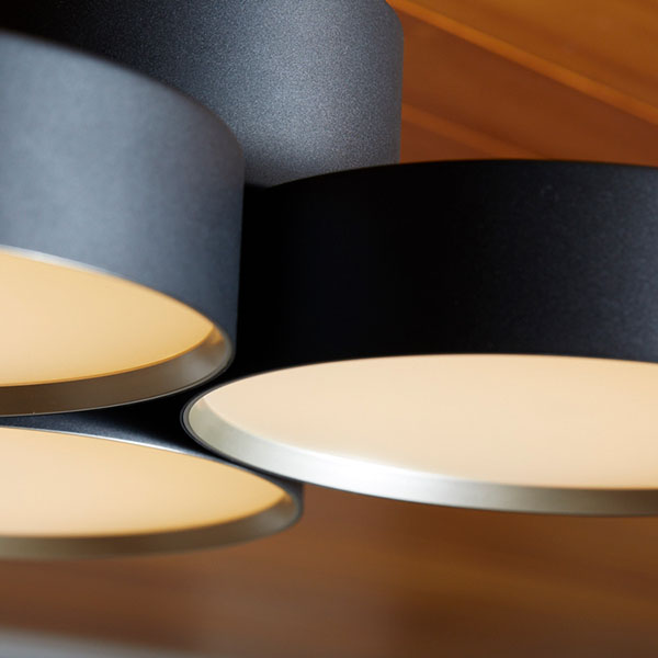 インパクトある16つのシェードが存在感抜群のシーリングランプ。