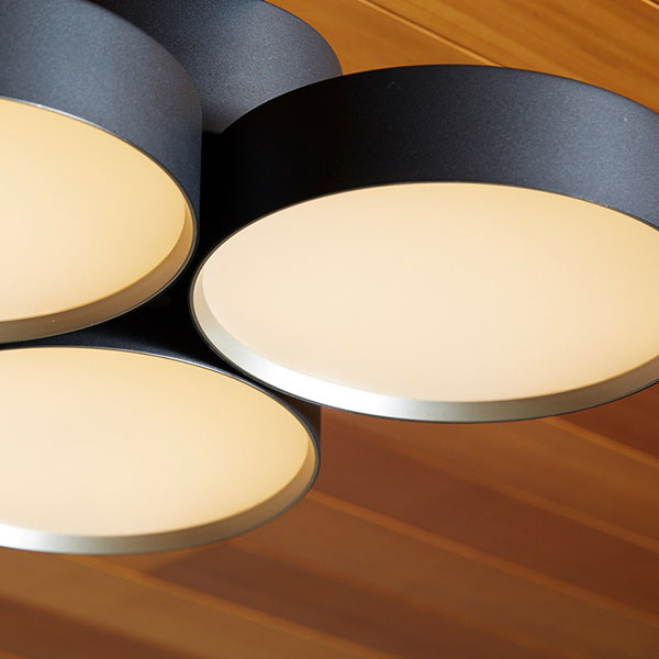 インパクトある16つのシェードが存在感抜群のシーリングランプ。