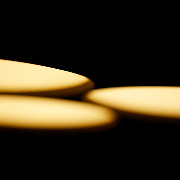 インパクトある16つのシェードが存在感抜群のシーリングランプ。