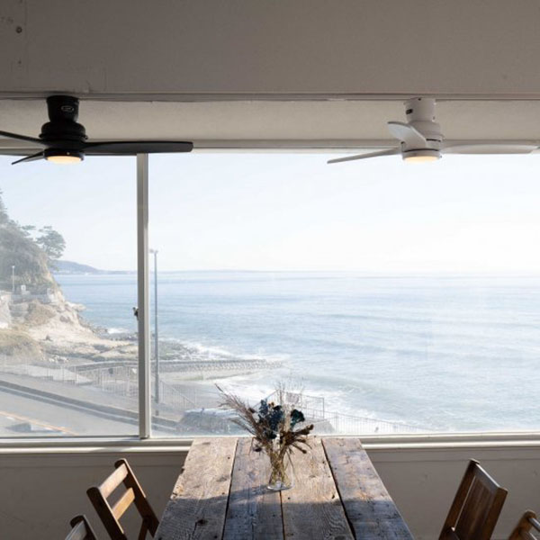 全長を短くしたデザインのシーリングファン。