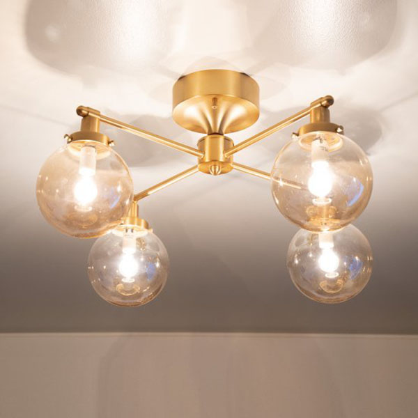 月のような幻想的なイメージを醸し出す照明。