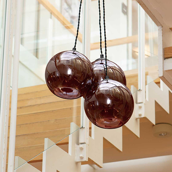 ミラー加工の丸いガラスシェードが印象的なサンマルコ。