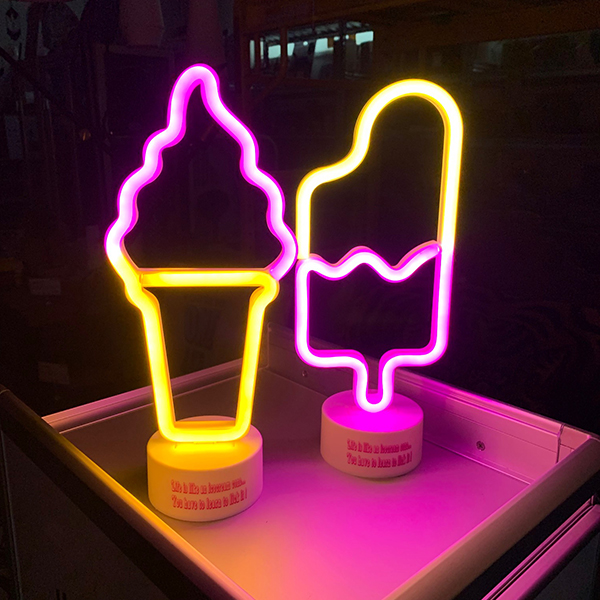 80’s の雰囲気のアイスキャンディとソフトクリームのLED NEON LIGHT。