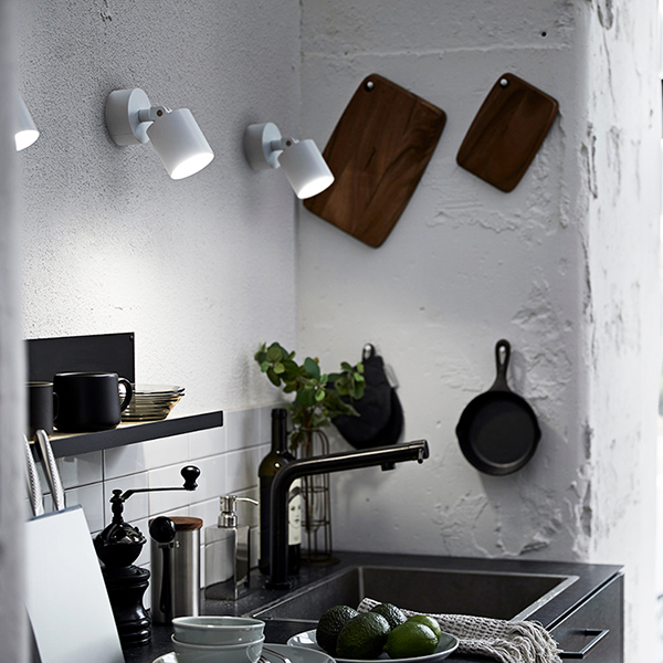 手の平サイズのコンパクト設計ながら100W電球相当の高効率LEDで驚くほどの明るさの確保