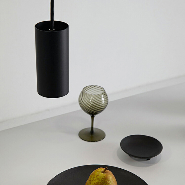 コンパクトでスタイリッシュなLED照明「Grid」吊り下げペンダントタイプ。