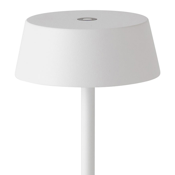 使う場所を選ばず、必要なときに手軽に置けるコードレススタンドライト。