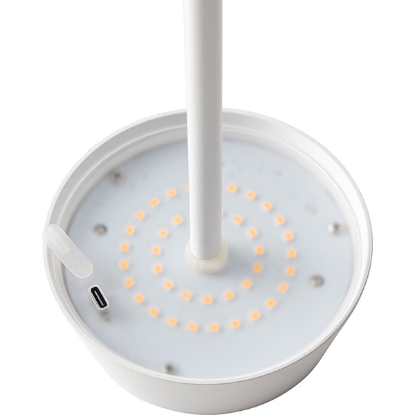 使う場所を選ばず、必要なときに手軽に置けるコードレススタンドライト。