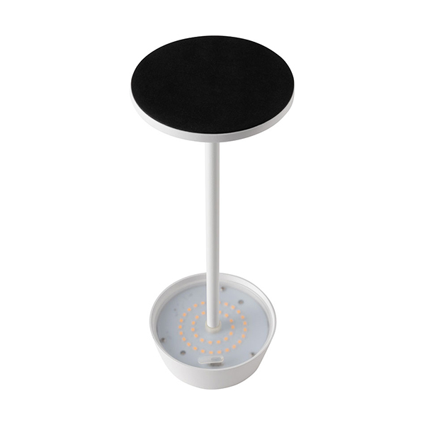 使う場所を選ばず、必要なときに手軽に置けるコードレススタンドライト。