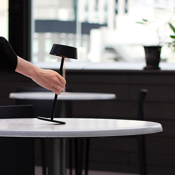 使う場所を選ばず、必要なときに手軽に置けるコードレススタンドライト。