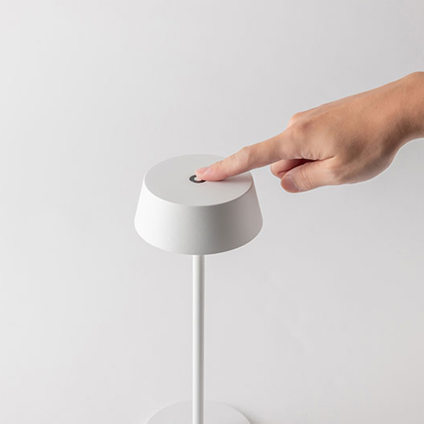 使う場所を選ばず、必要なときに手軽に置けるコードレススタンドライト。