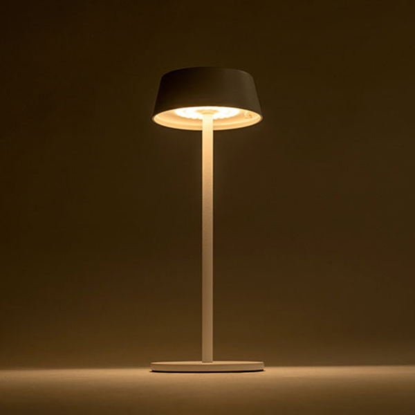 使う場所を選ばず、必要なときに手軽に置けるコードレススタンドライト。