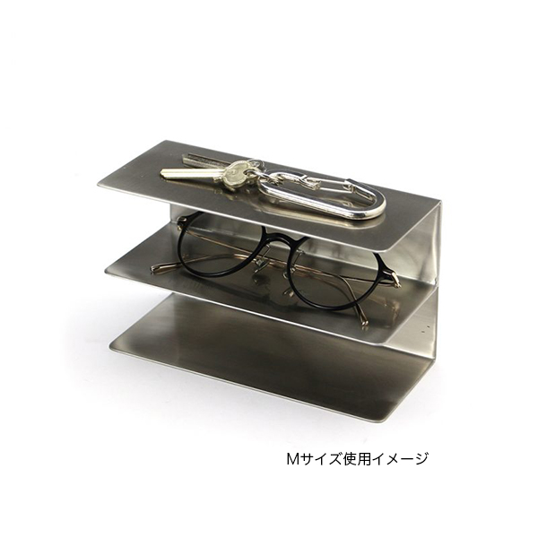 メガネやアクセサリーを置くのに適したシンプルなステンレス製スタンド。