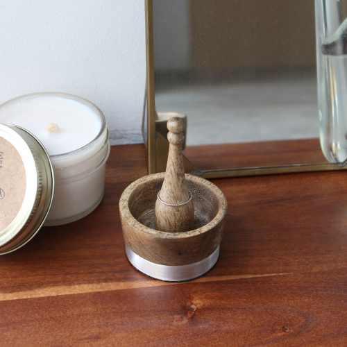 リングをかける軸とピアスなどを置けるボウルの2way仕様。