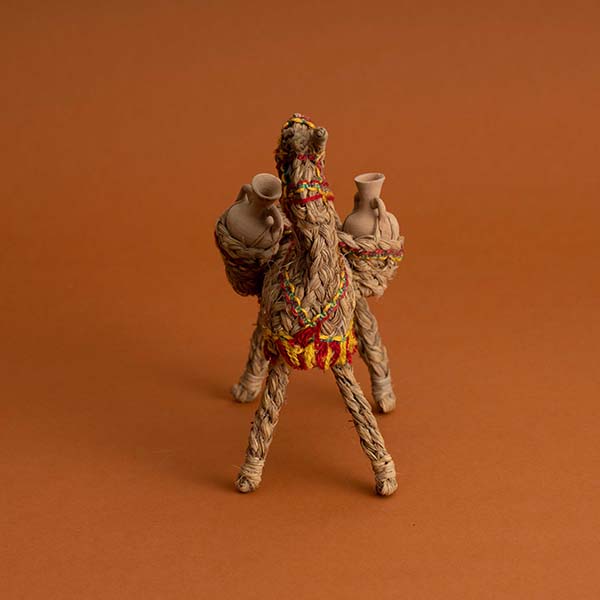 全て手作業で作られたなんとも牧歌的なオブジェ。