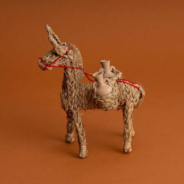 全て手作業で作られたなんとも牧歌的なオブジェ。