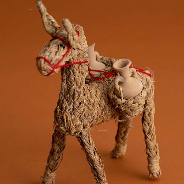 全て手作業で作られたなんとも牧歌的なオブジェ。