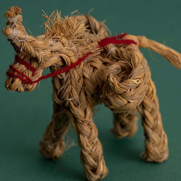 全て手作業で作られたなんとも牧歌的なオブジェ。