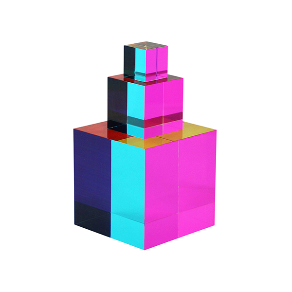 キューブに光を通すことで様々な色を再現することができるCMYキューブ。