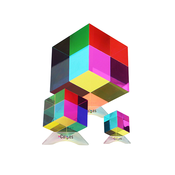 キューブに光を通すことで様々な色を再現することができるCMYキューブ。