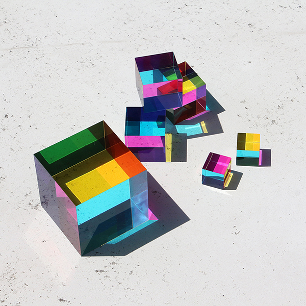 キューブに光を通すことで様々な色を再現することができるCMYキューブ。