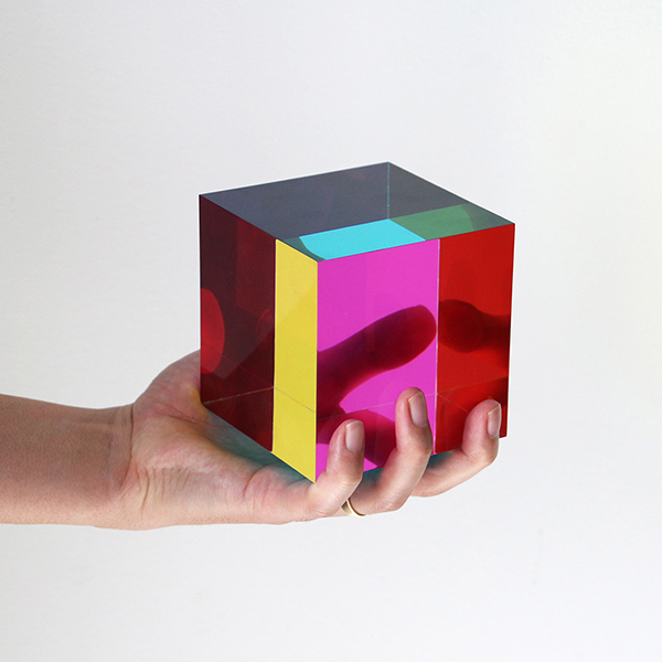 キューブに光を通すことで様々な色を再現することができるCMYキューブ。