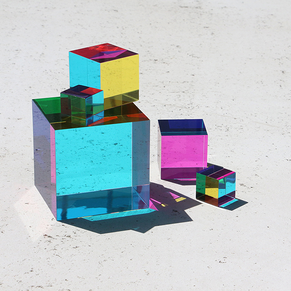キューブに光を通すことで様々な色を再現することができるCMYキューブ。