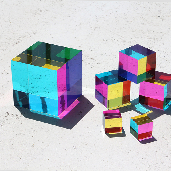 キューブに光を通すことで様々な色を再現することができるCMYキューブ。
