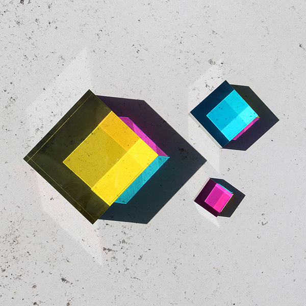 キューブに光を通すことで様々な色を再現することができるCMYキューブ。