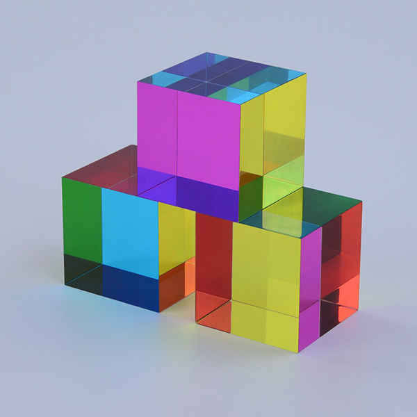 キューブに光を通すことで様々な色を再現することができるCMYキューブ。