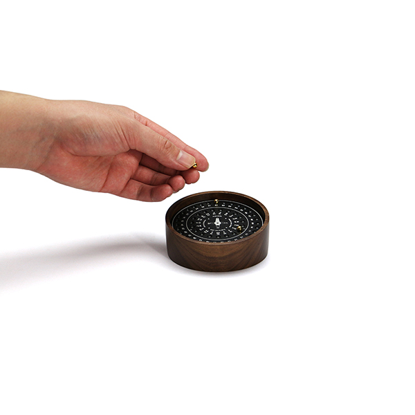 書斎などのアクセントになる、重厚感と木目のあたたかみを兼ね備えた万年カレンダー。