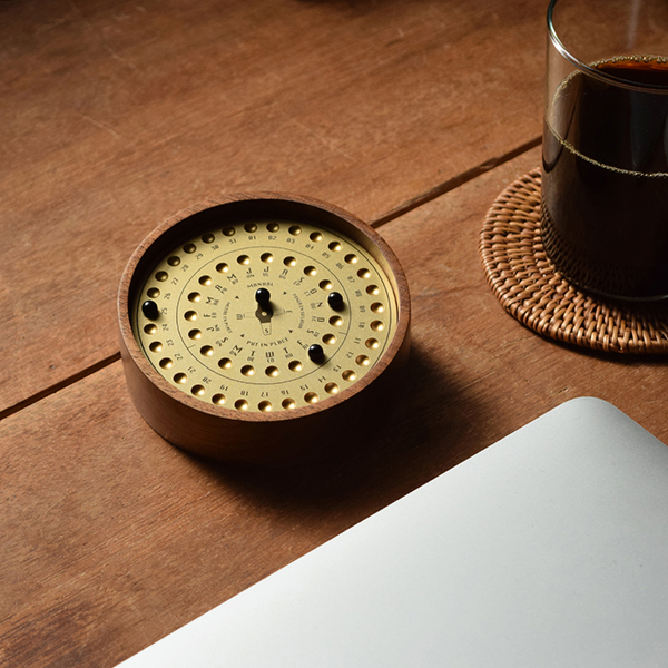 書斎などのアクセントになる、重厚感と木目のあたたかみを兼ね備えた万年カレンダー。