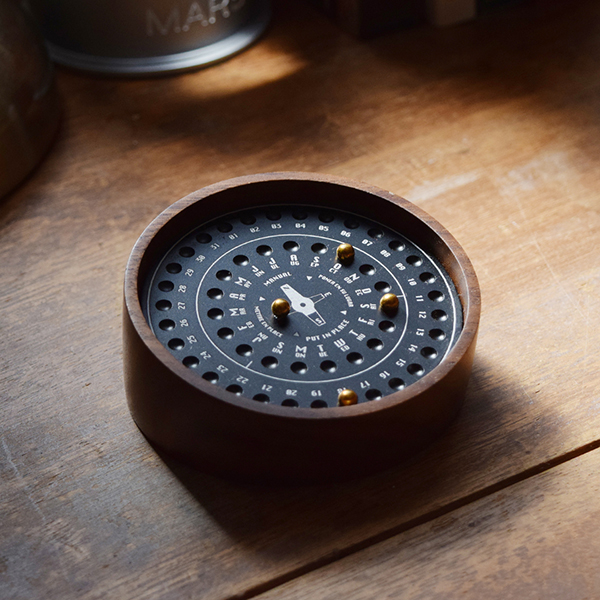 書斎などのアクセントになる、重厚感と木目のあたたかみを兼ね備えた万年カレンダー。