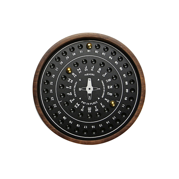 書斎などのアクセントになる、重厚感と木目のあたたかみを兼ね備えた万年カレンダー。